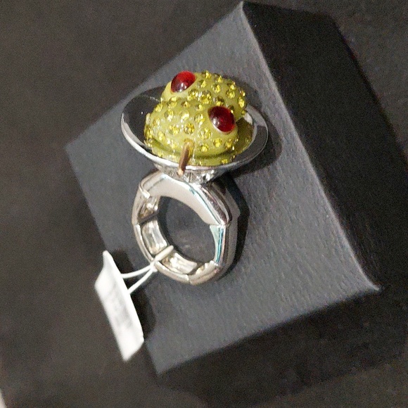 BETSEY JOHNSON OLIVE STRETCH RING - Picture 4 of 6